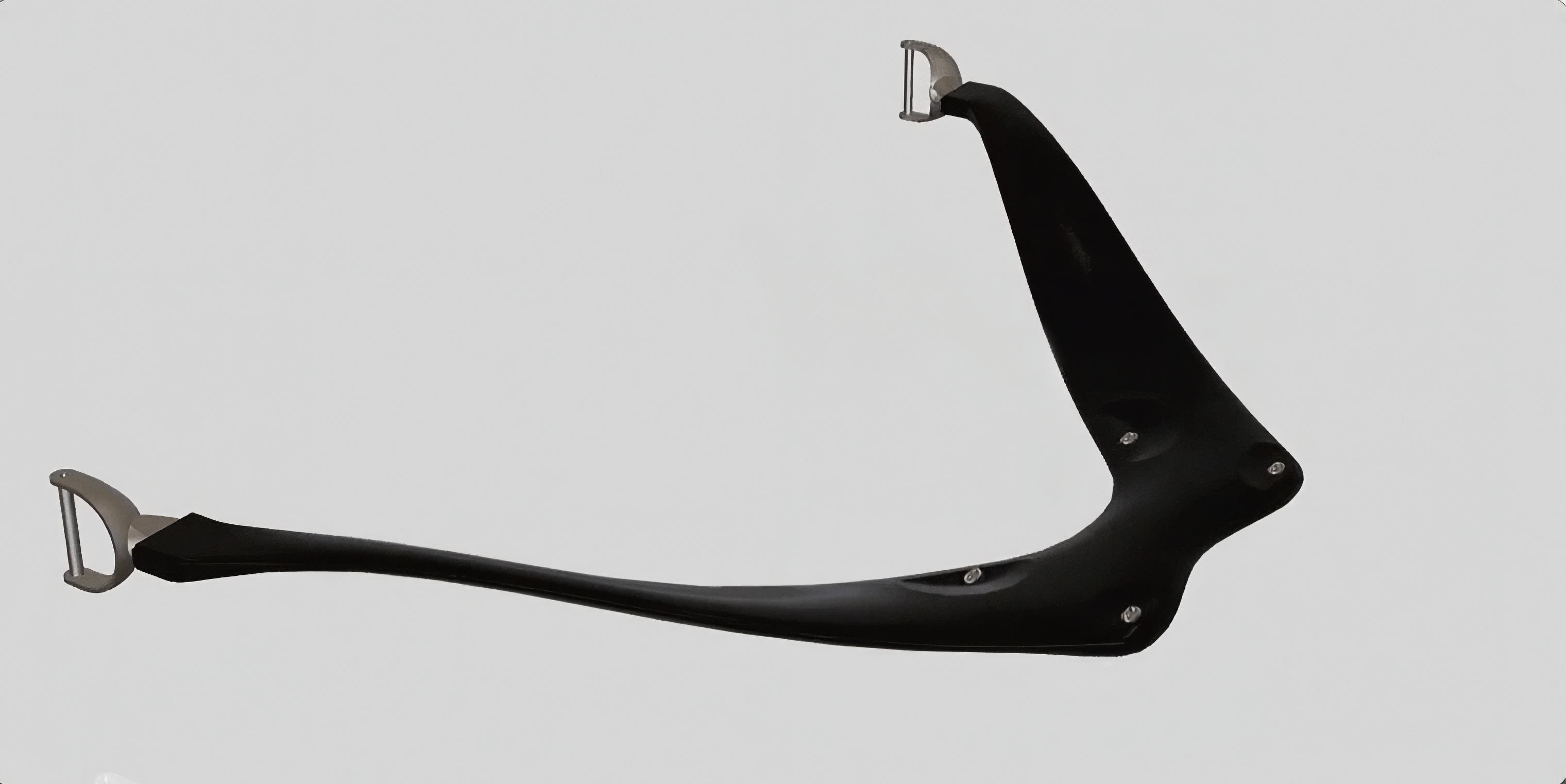 A 3 D render of the SLRacing black carbon rigger Gen.2 is rotating on a grey background.